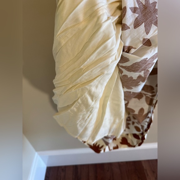 Zoe and Claire size small brown leaf pattern on cream - Picture 4 of 5